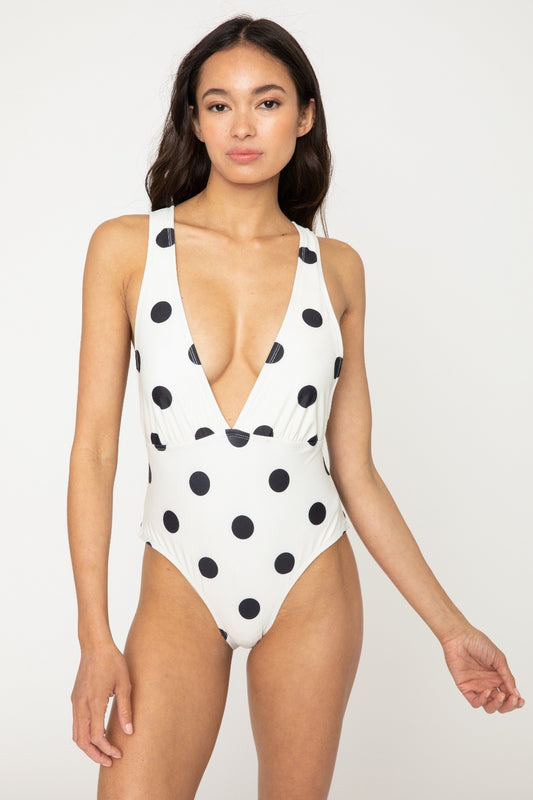 Marina West Swim – Beachy Keen – Tief ausgeschnittener Badeanzug mit Punkten und Bindeband