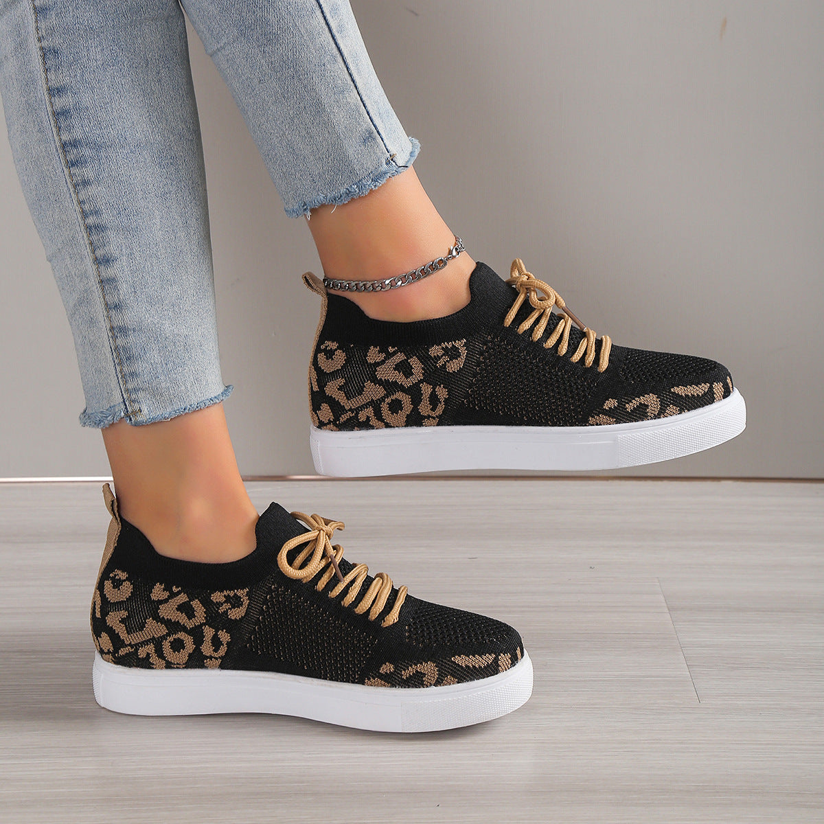 Flache Sneakers mit Leopardenmuster und Schnürung