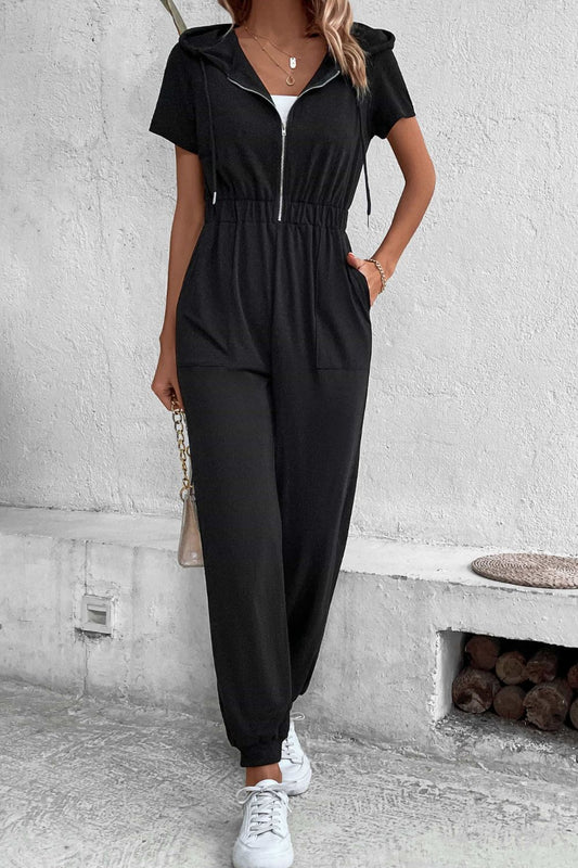 Kurzärmliger Jumpsuit mit Reißverschluss und Kapuze und Taschen