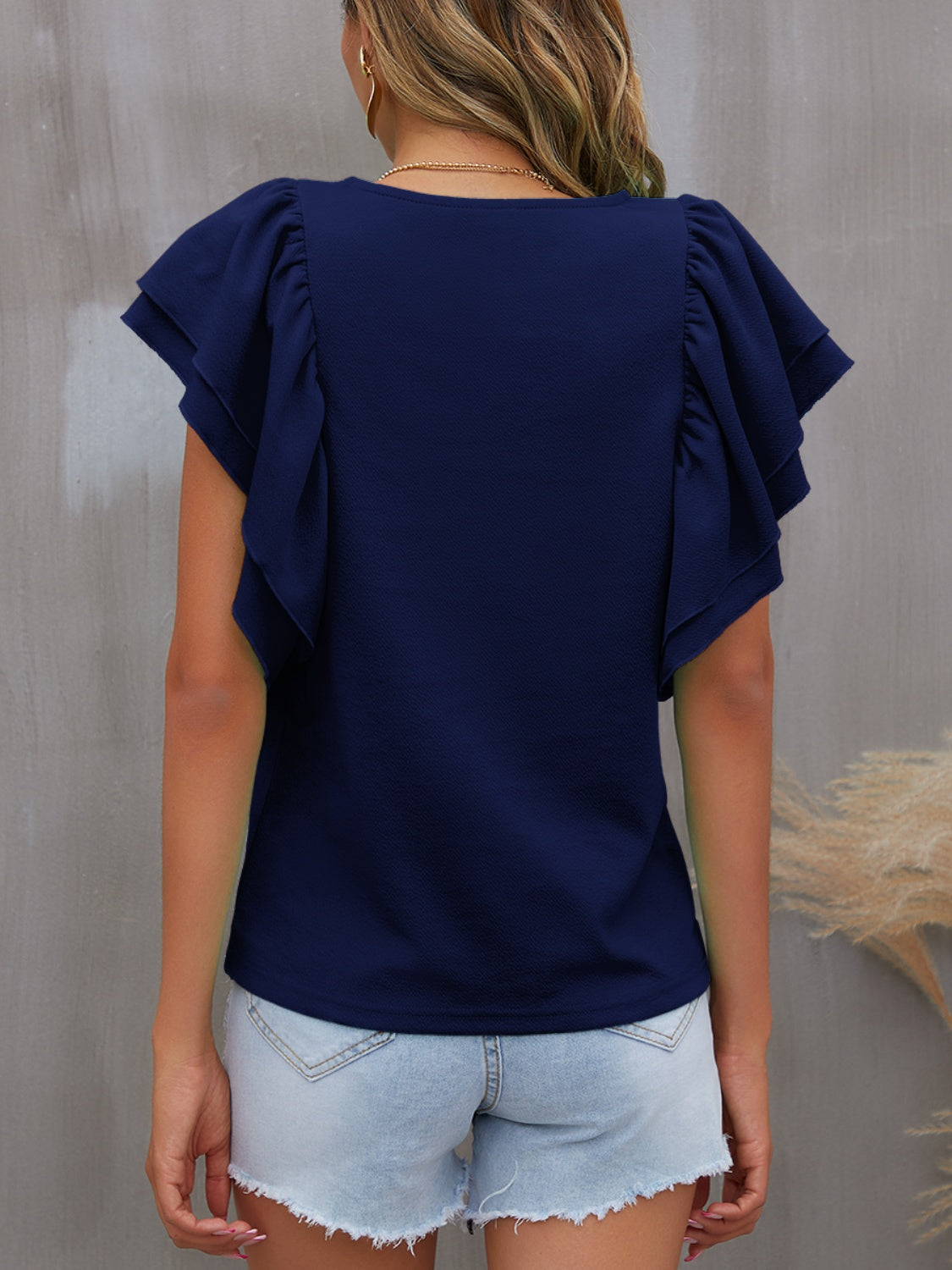 Blusa con cuello redondo y mangas con volantes