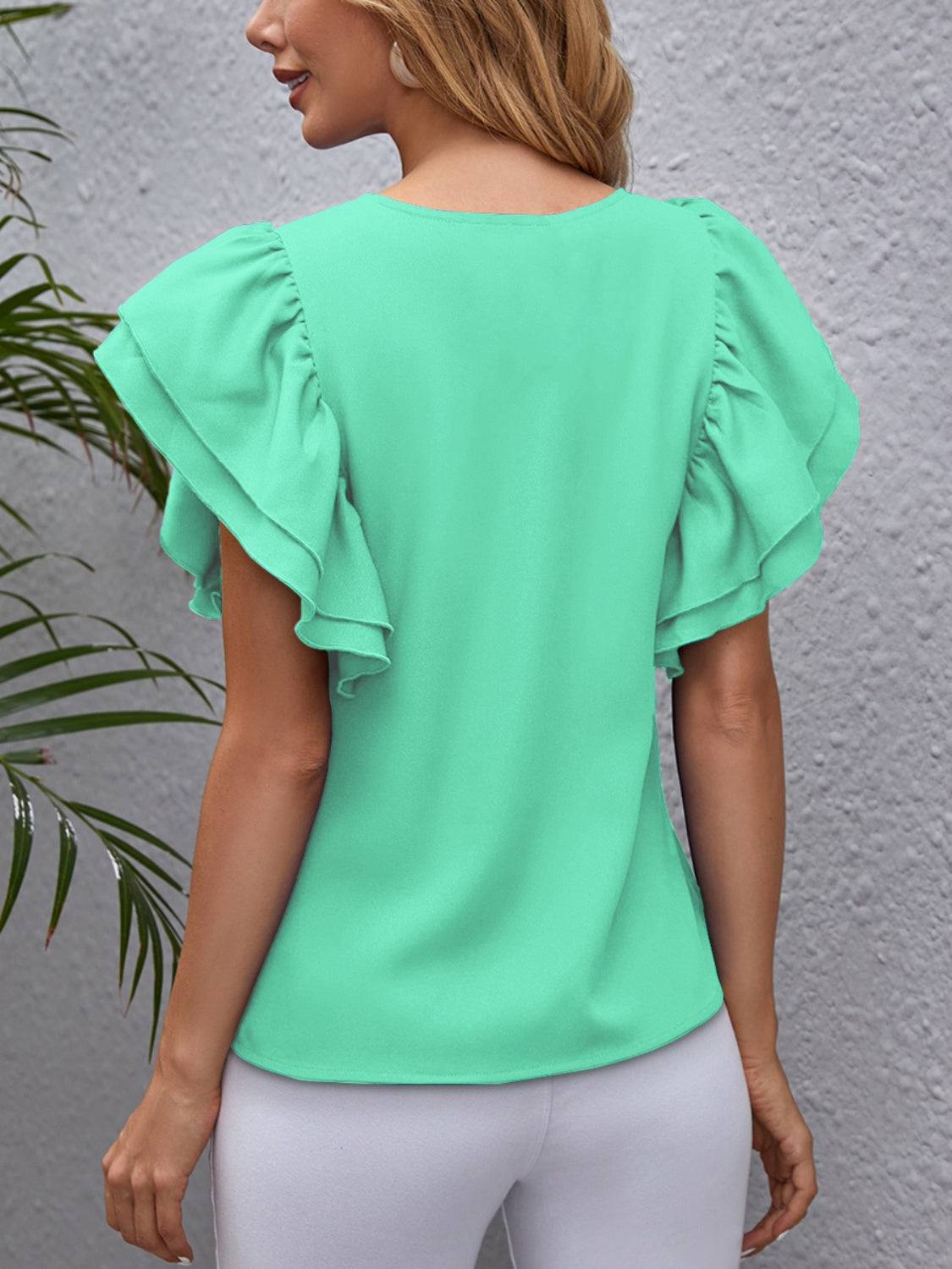 Blusa con cuello redondo y mangas con volantes