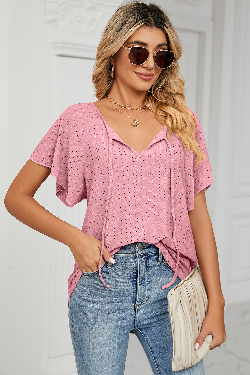 Blusa con mangas acampanadas y cuello anudado con ojales