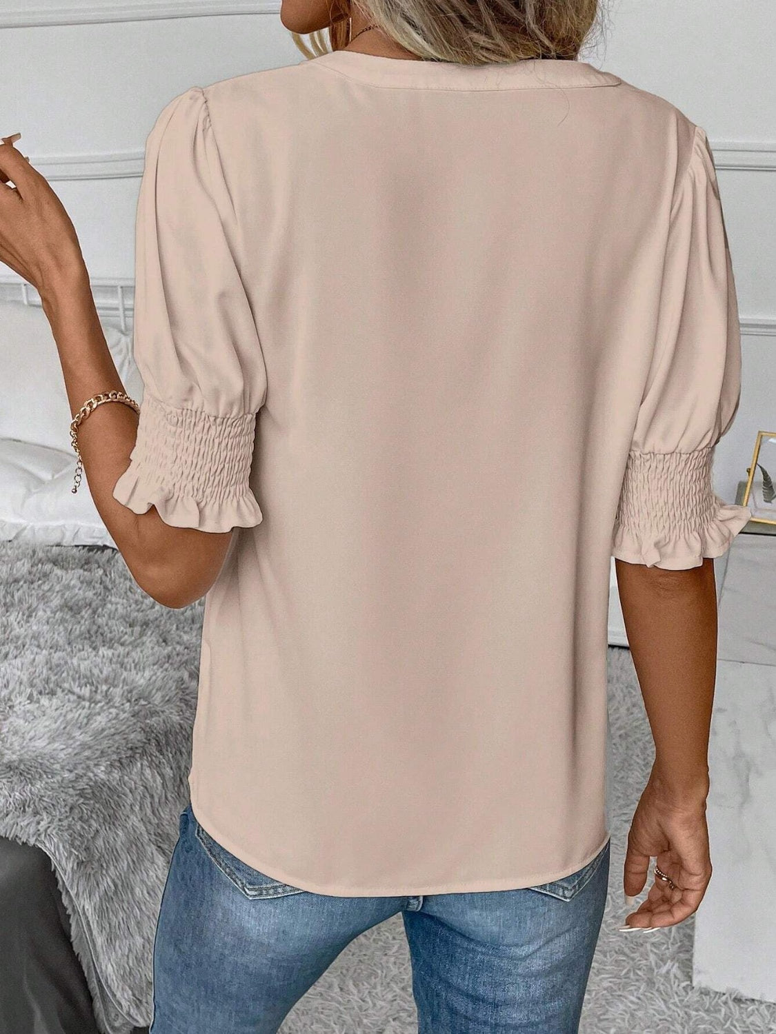 Bluse mit kurzen Ärmeln und Einkerbungen