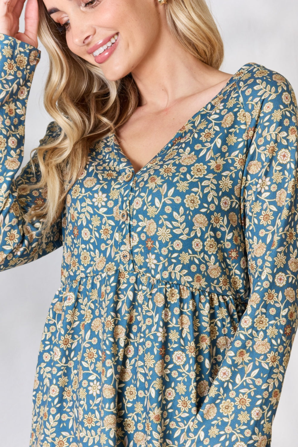 Heimish Bluse mit langen Ärmeln und Blumenmuster in voller Größe und halber Knopfleiste