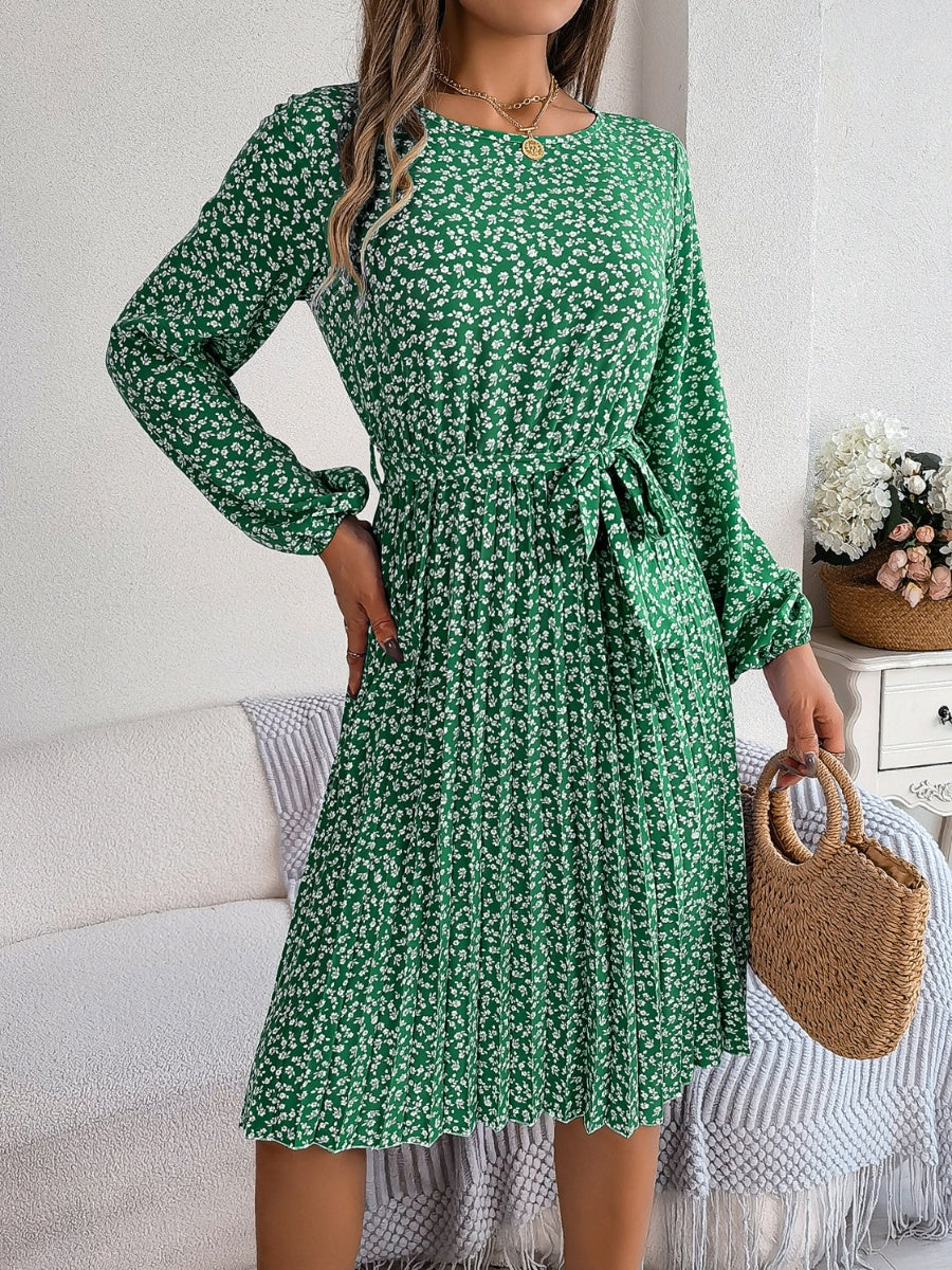 Plissiertes Kleid mit Blumenmuster und Bindegürtel an der Taille