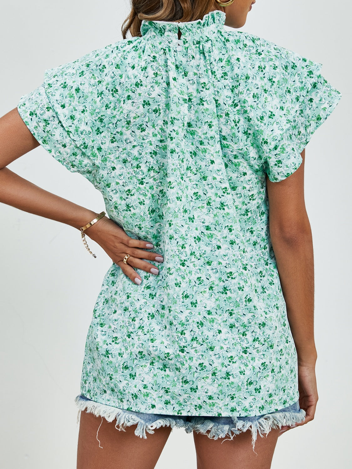 Bluse mit Rollkragen und Volantärmeln und Blumenmuster