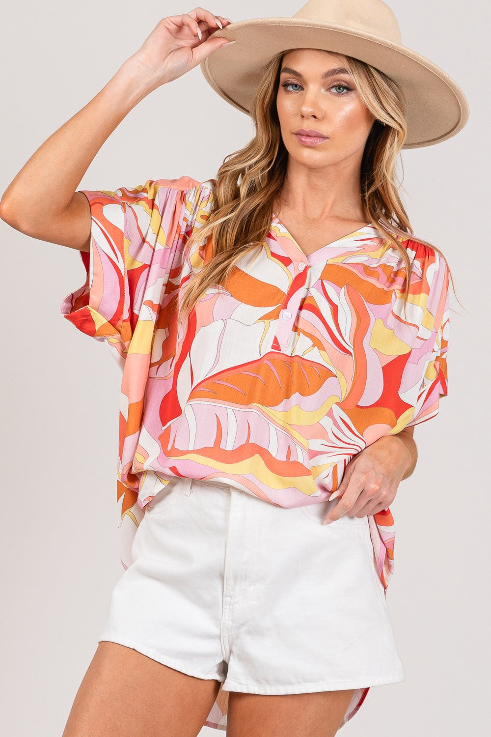 SAGE + FIG Bluse mit halbhohem Knopf und abstraktem Print