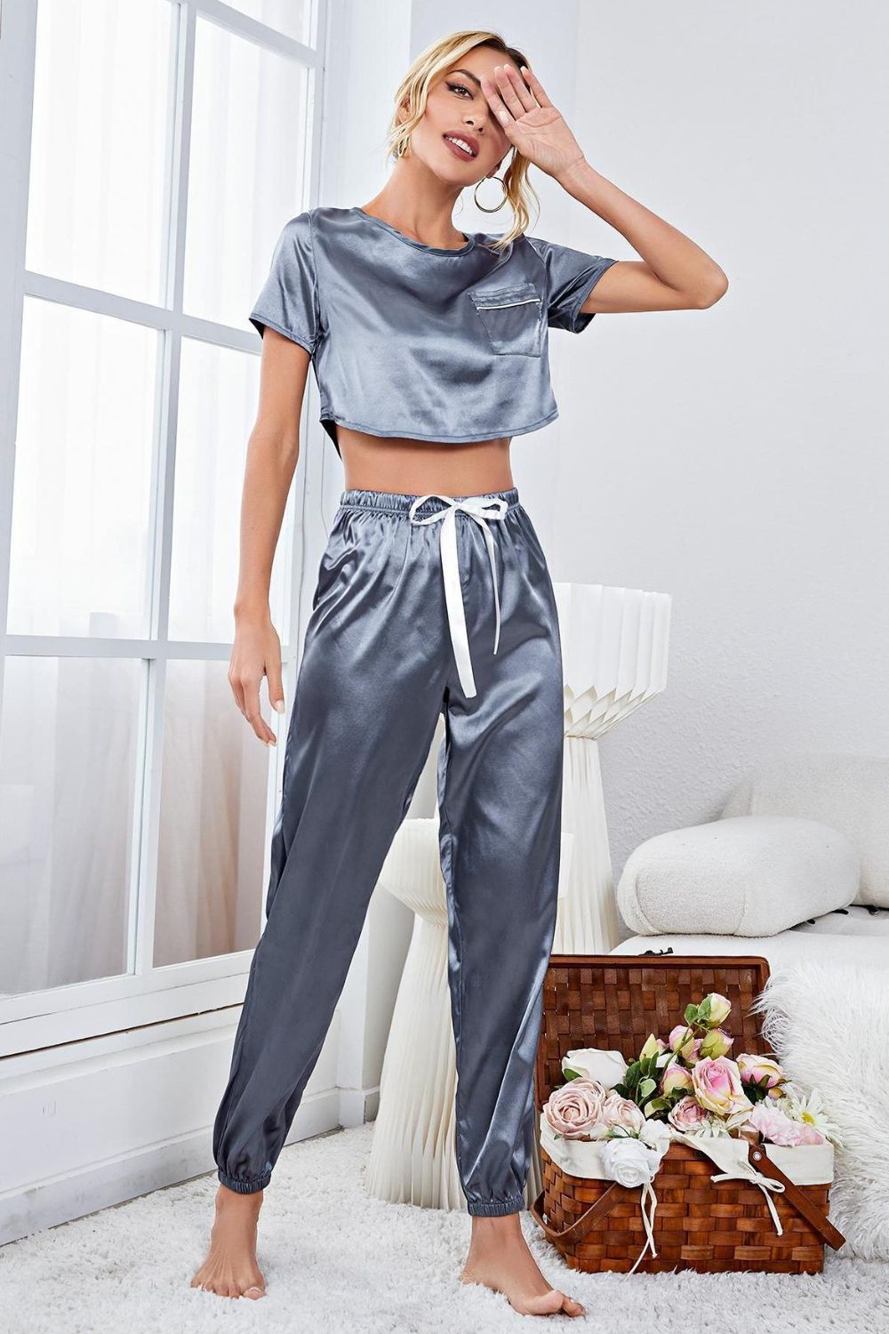 Lounge-Set aus Satin mit kurzärmligem Crop-Top und Jogginghose