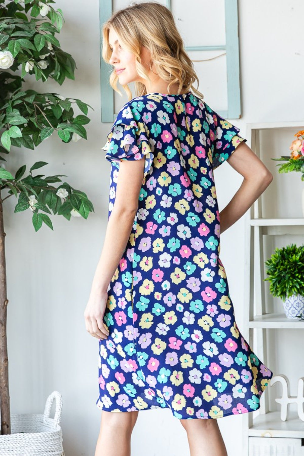 Heimish – Kurzes Kleid in voller Größe mit Blumenmuster und Rüschen und Taschen