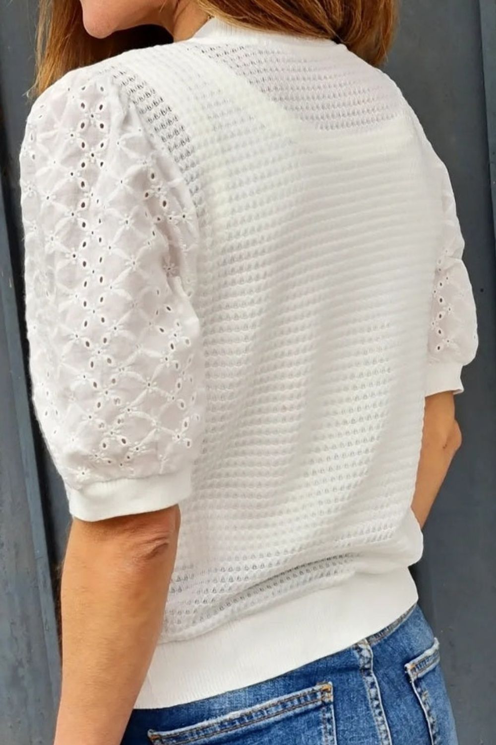 Bluse mit Rundhalsausschnitt und halblangen Ärmeln und Lochstickerei