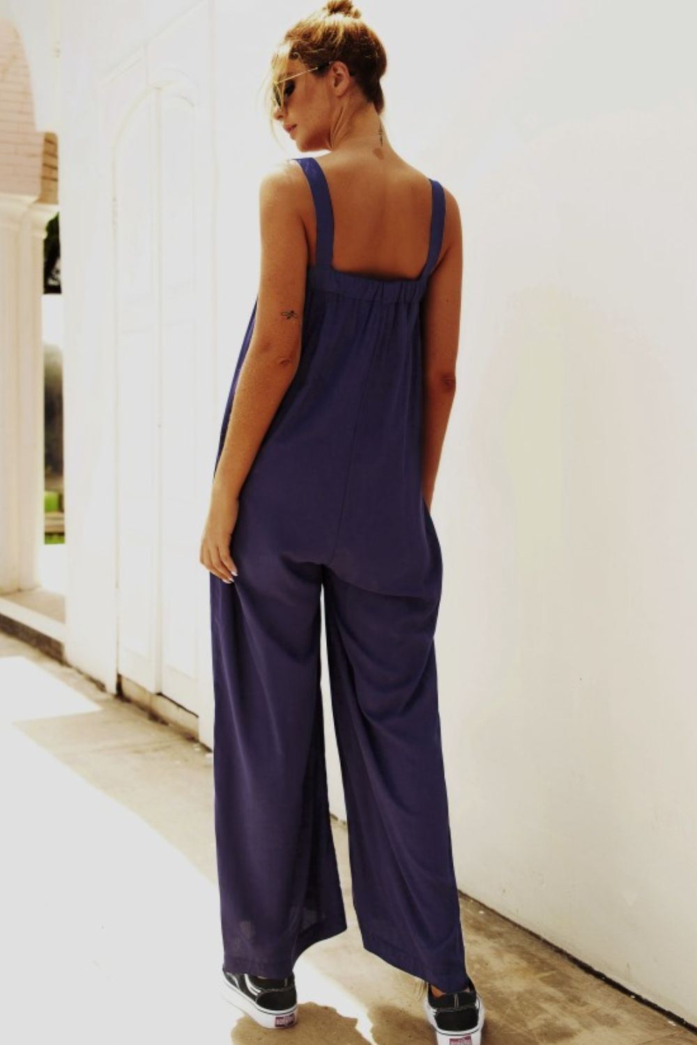 Jumpsuit mit breiten Trägern und weitem Bein