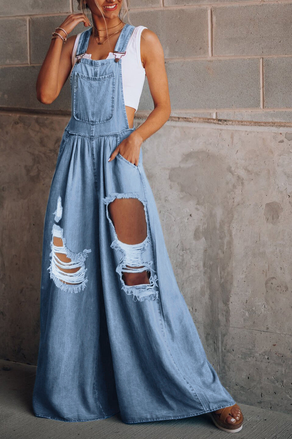 Distressed-Jeans-Latzhose mit weitem Bein