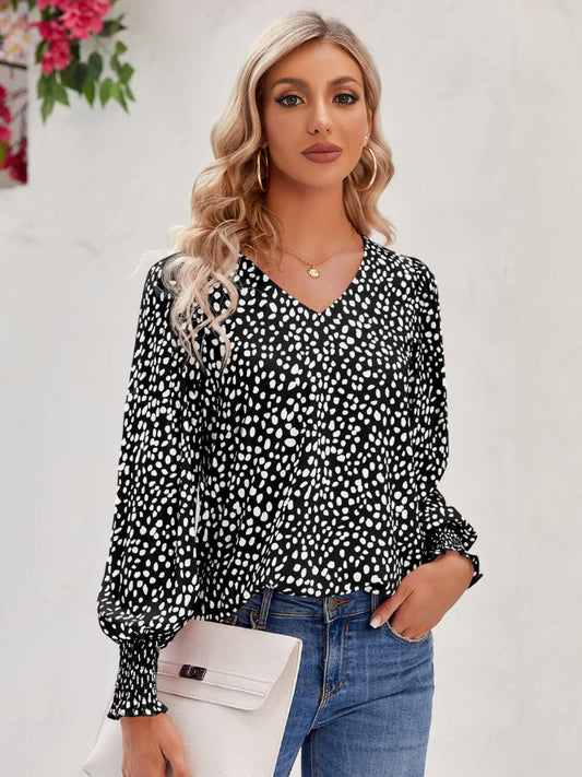 Blusa estampada con cuello en V y mangas farol