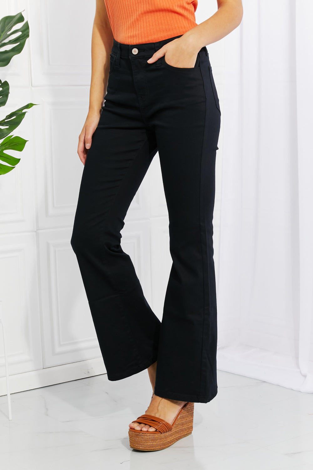 Zenana – Clementine – Hochgeschnittene Bootcut-Jeans in voller Größe in Schwarz