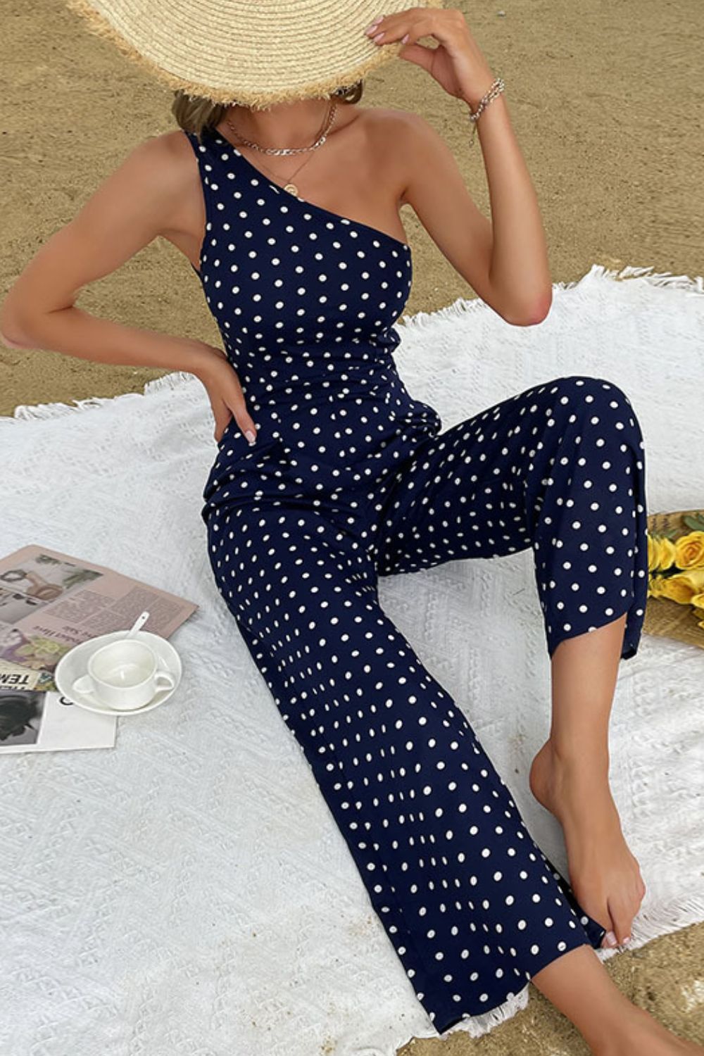 Jumpsuit mit One-Shoulder-Träger und Punkten