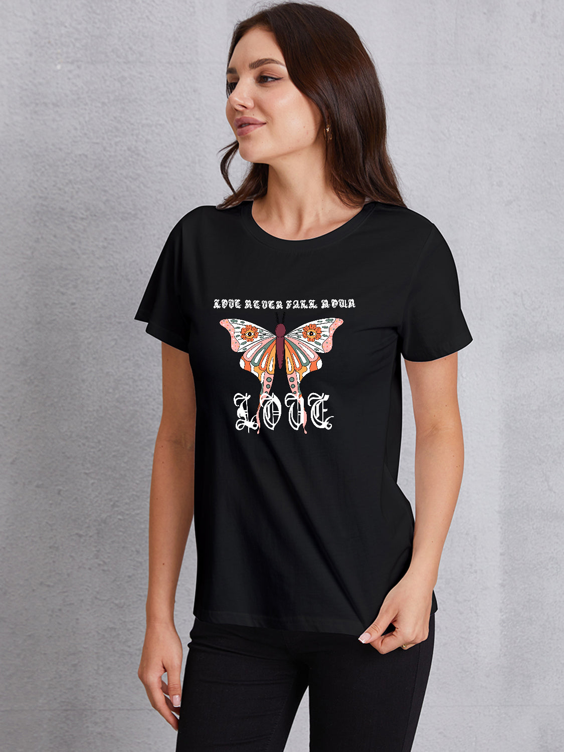 Camiseta de manga corta con cuello redondo y mariposa