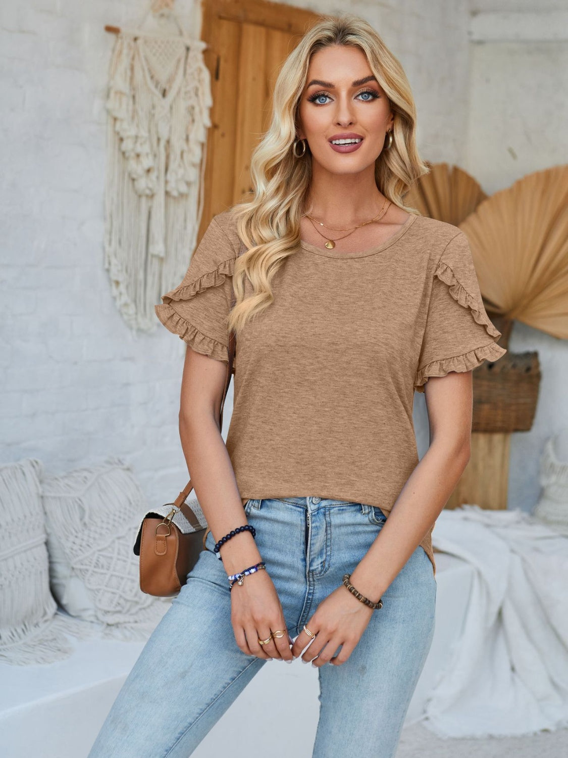 Blusa con mangas de pétalos y cuello redondo con volantes