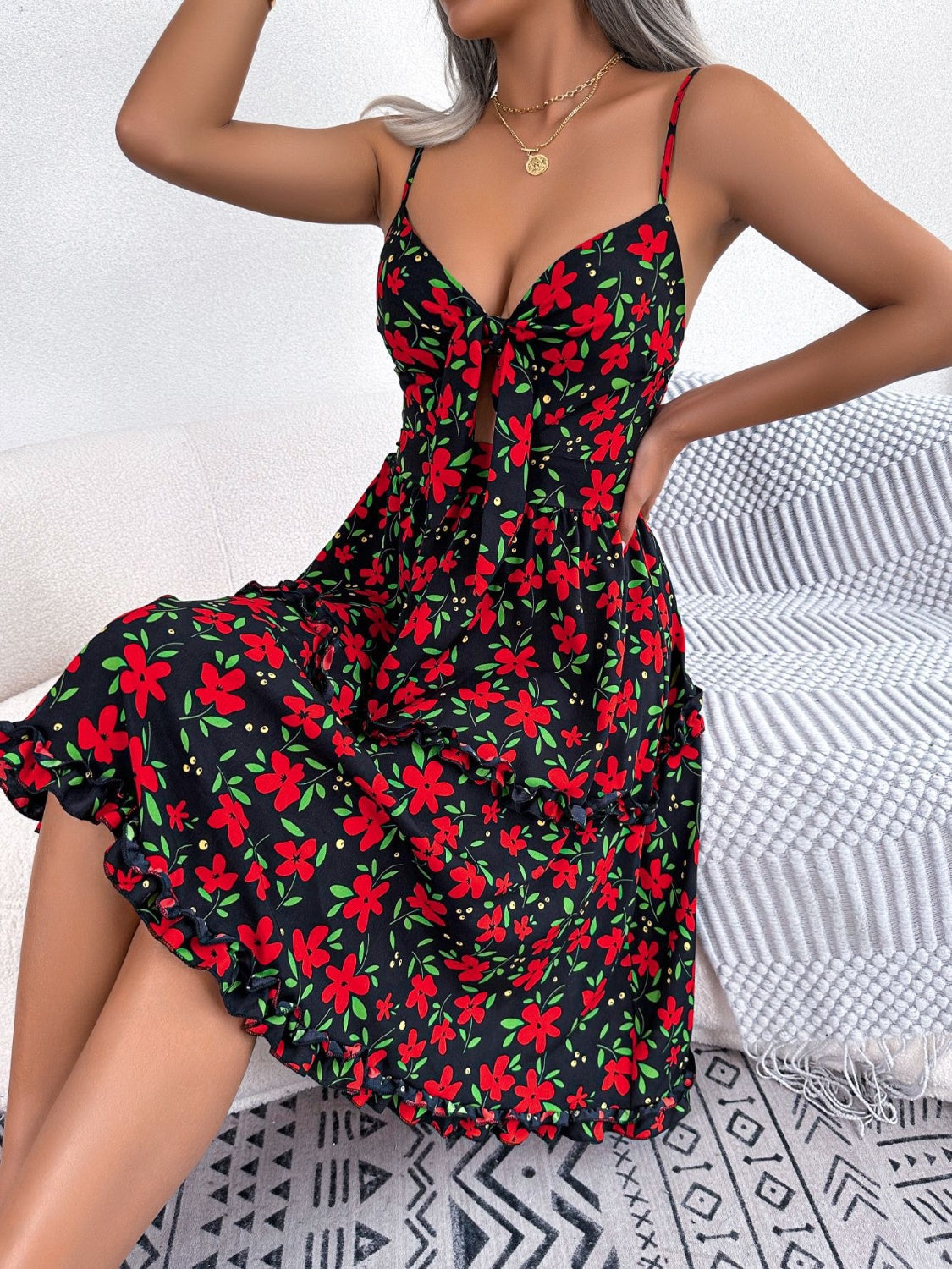 Bedrucktes Camisole-Kleid mit tiefem Ausschnitt und Flügelärmeln