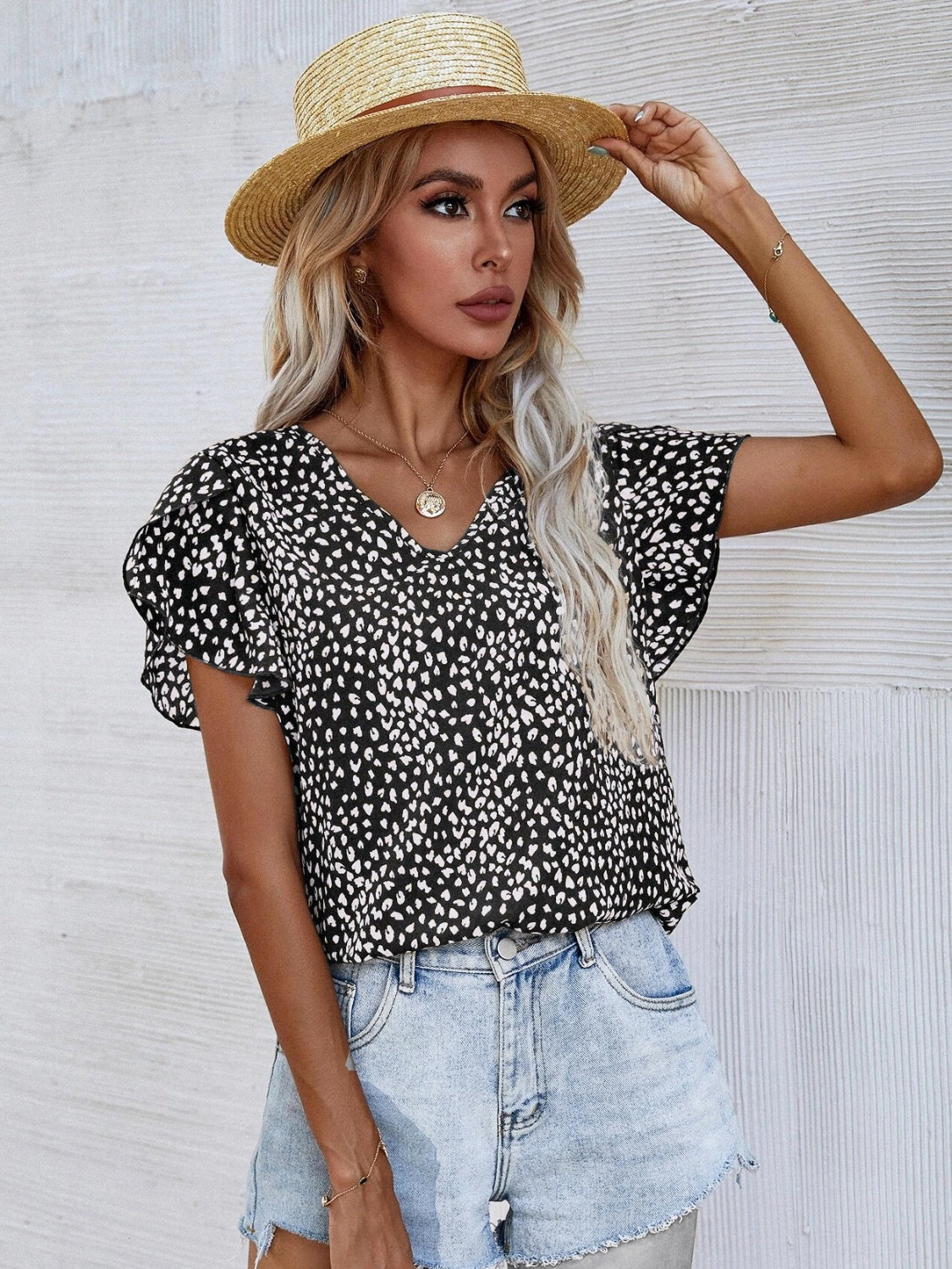 Blusa estampada con mangas de pétalos y cuello en V