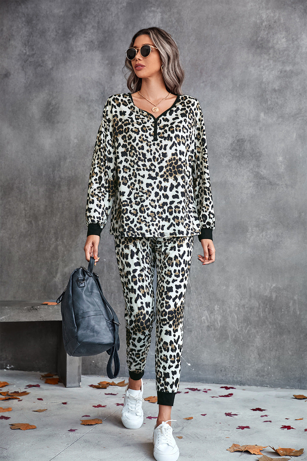 Loungewear-Set mit Leopardenmuster, V-Ausschnitt und überschnittenen Schultern