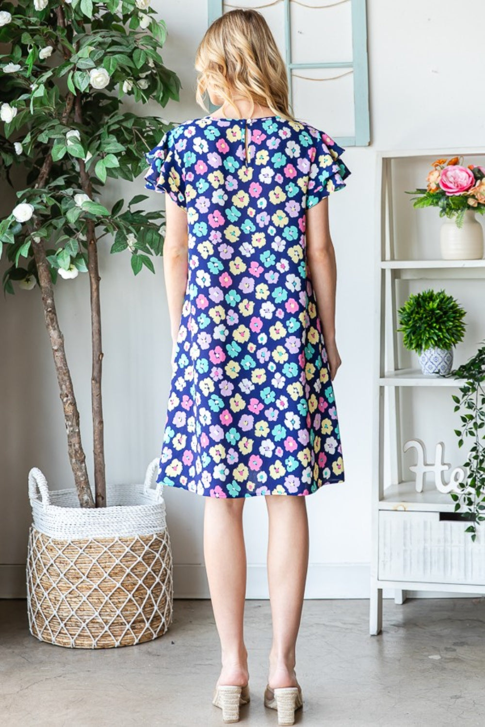 Heimish – Kurzes Kleid in voller Größe mit Blumenmuster und Rüschen und Taschen