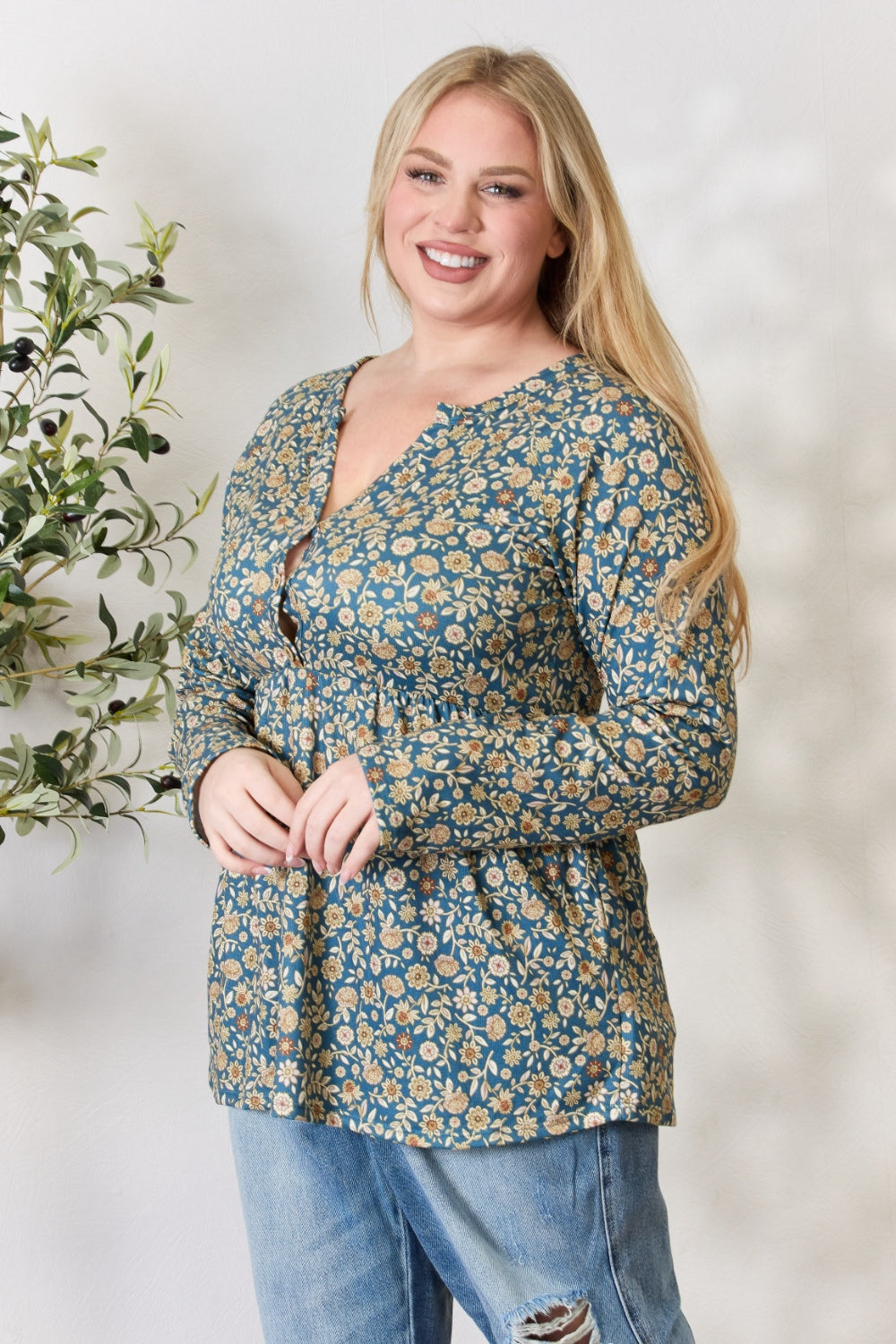 Heimish Bluse mit langen Ärmeln und Blumenmuster in voller Größe und halber Knopfleiste