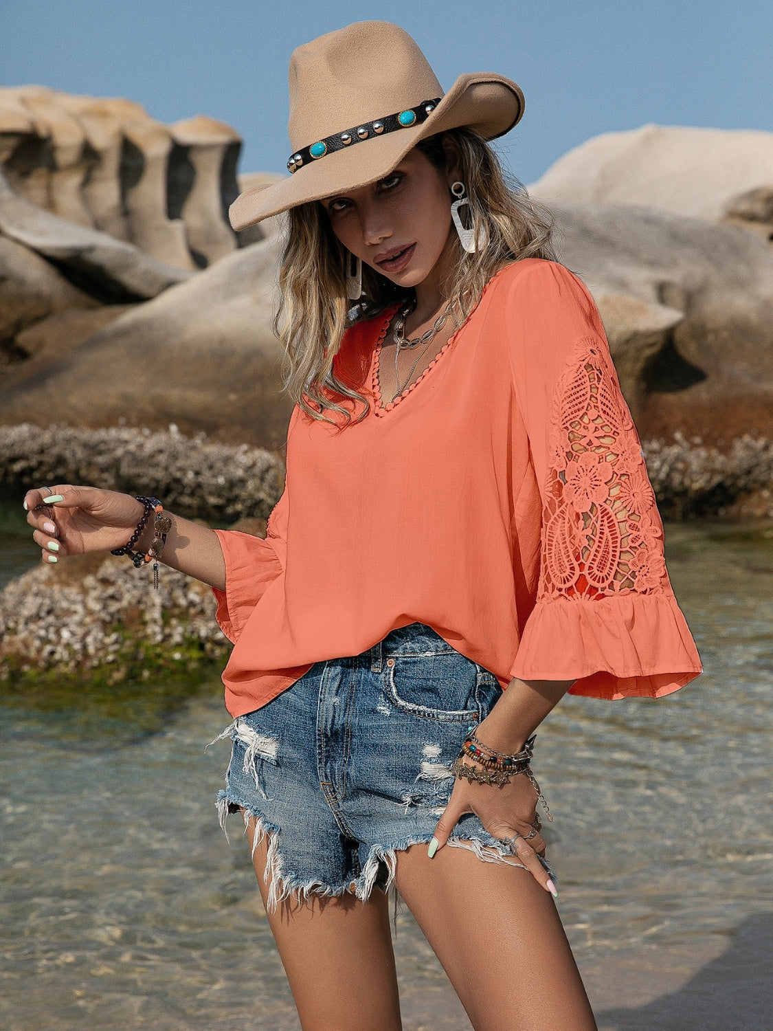 Blusa con cuello en V y detalle de encaje