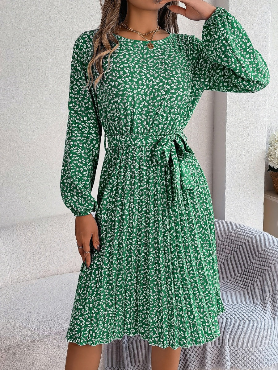 Plissiertes Kleid mit Blumenmuster und Bindegürtel an der Taille