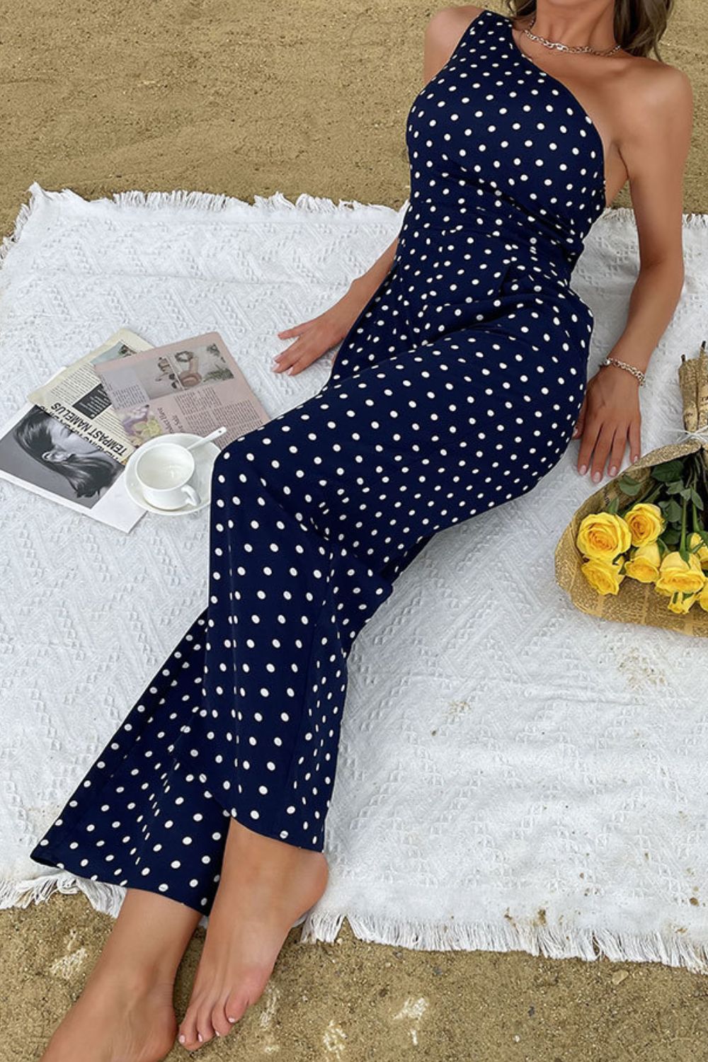 Jumpsuit mit One-Shoulder-Träger und Punkten