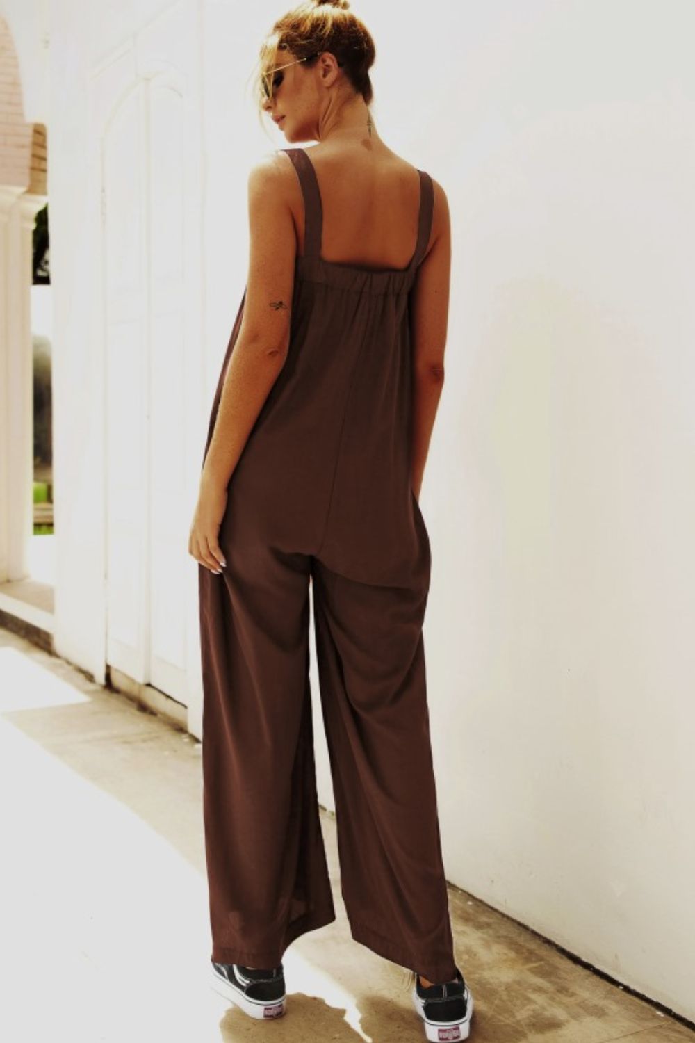 Jumpsuit mit breiten Trägern und weitem Bein