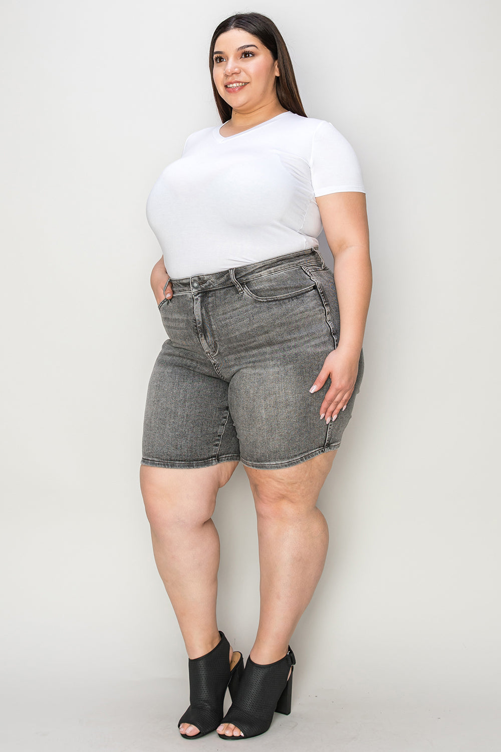 Judy Blue – Verwaschene Jeansshorts mit hoher Taille in voller Größe