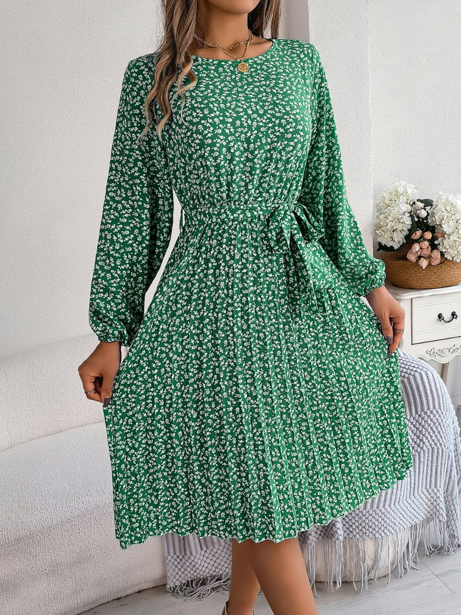 Plissiertes Kleid mit Blumenmuster und Bindegürtel an der Taille