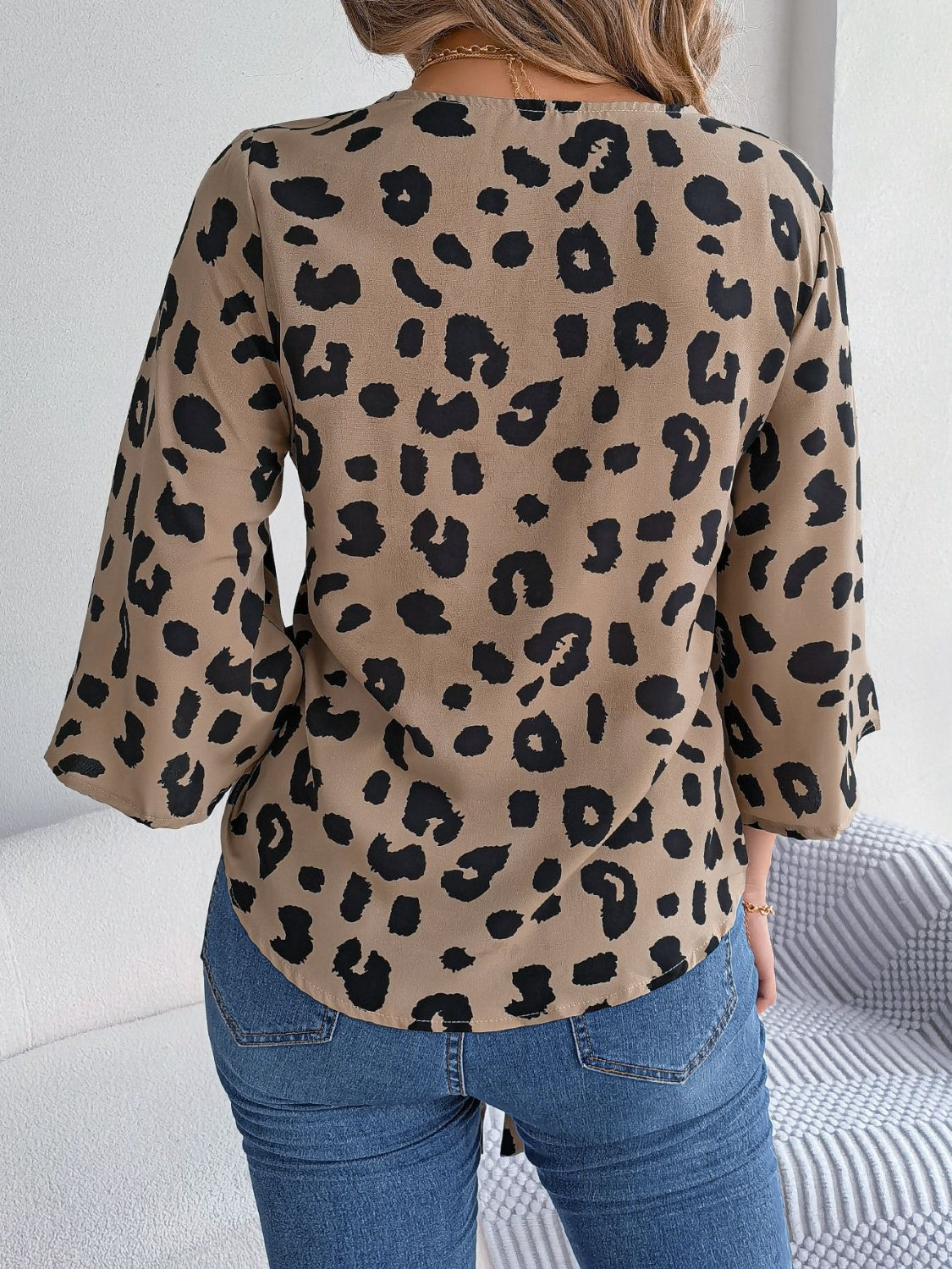 Bluse mit V-Ausschnitt und Leopardenmuster zum Binden und Knöpfen