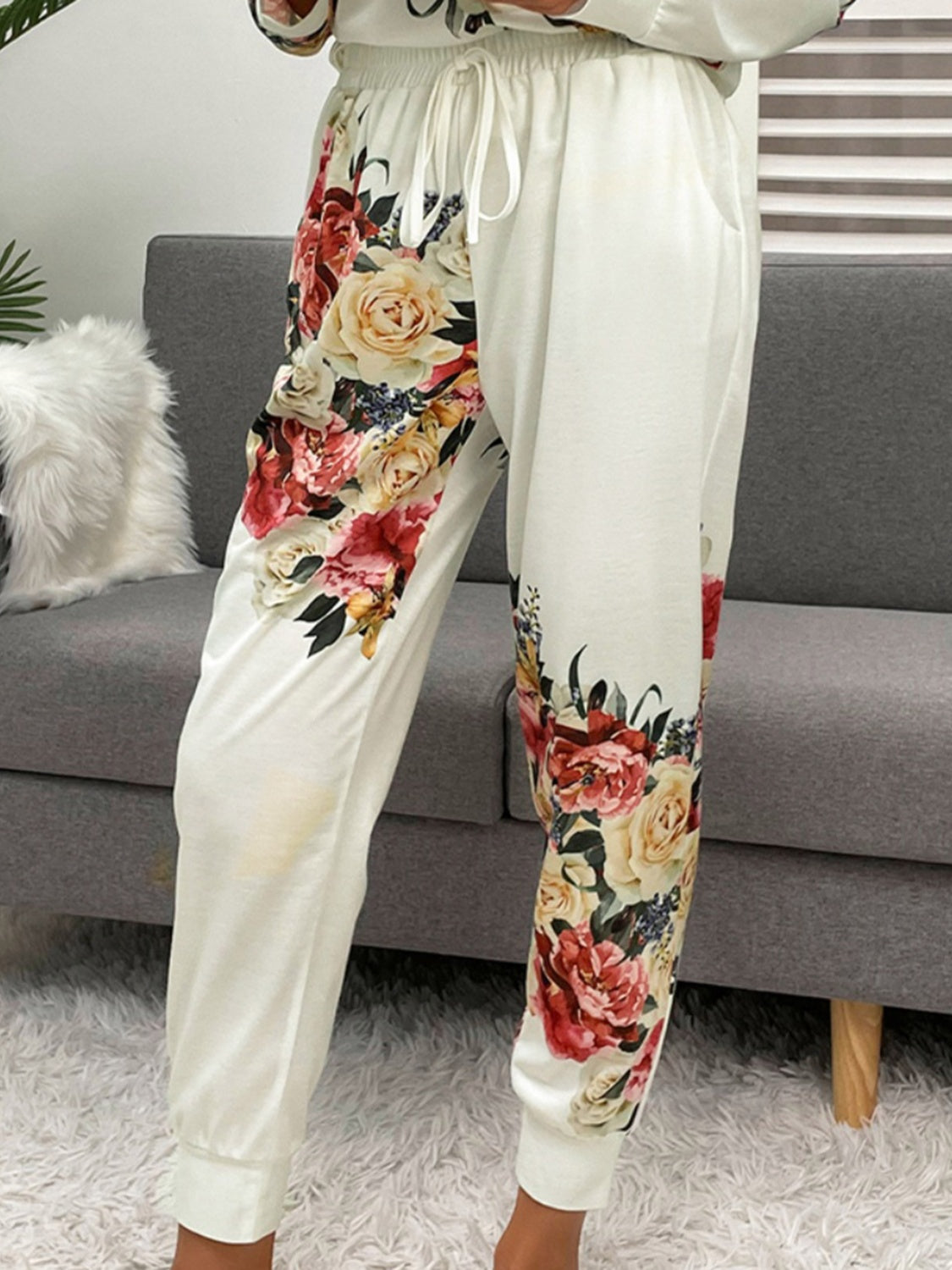 Lounge-Set aus Oberteil und Hose mit Rundhalsausschnitt und Aufdruck