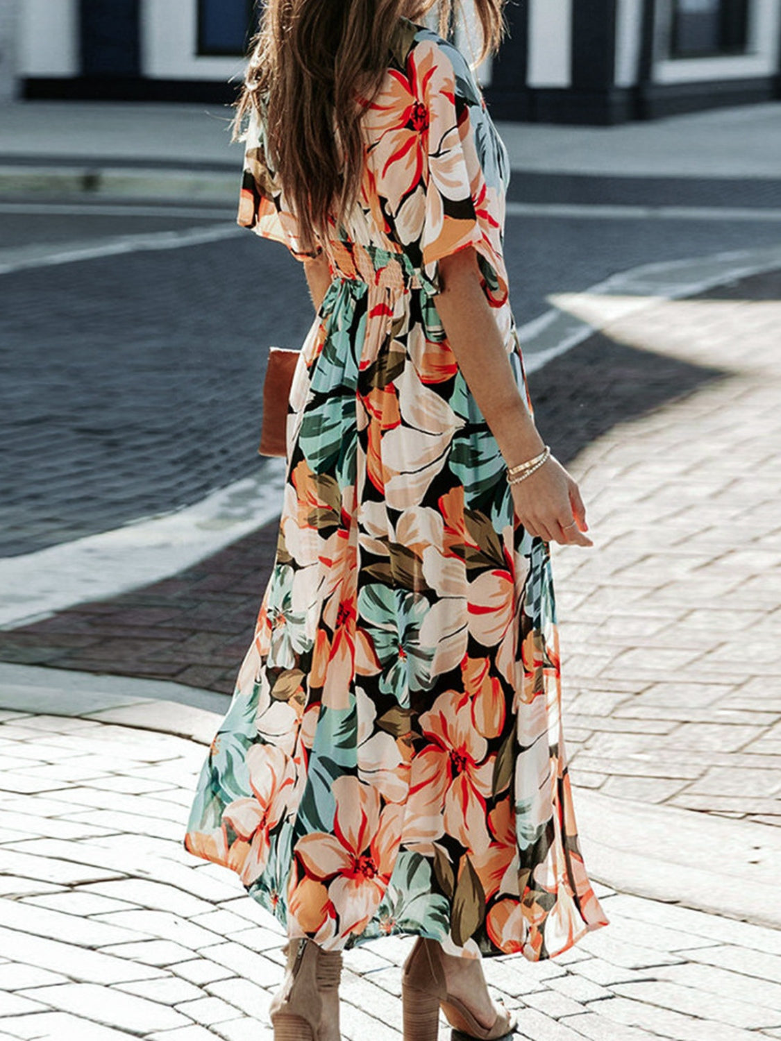 Kleid mit Blumenmuster und tiefem Ausschnitt und halblangen Ärmeln