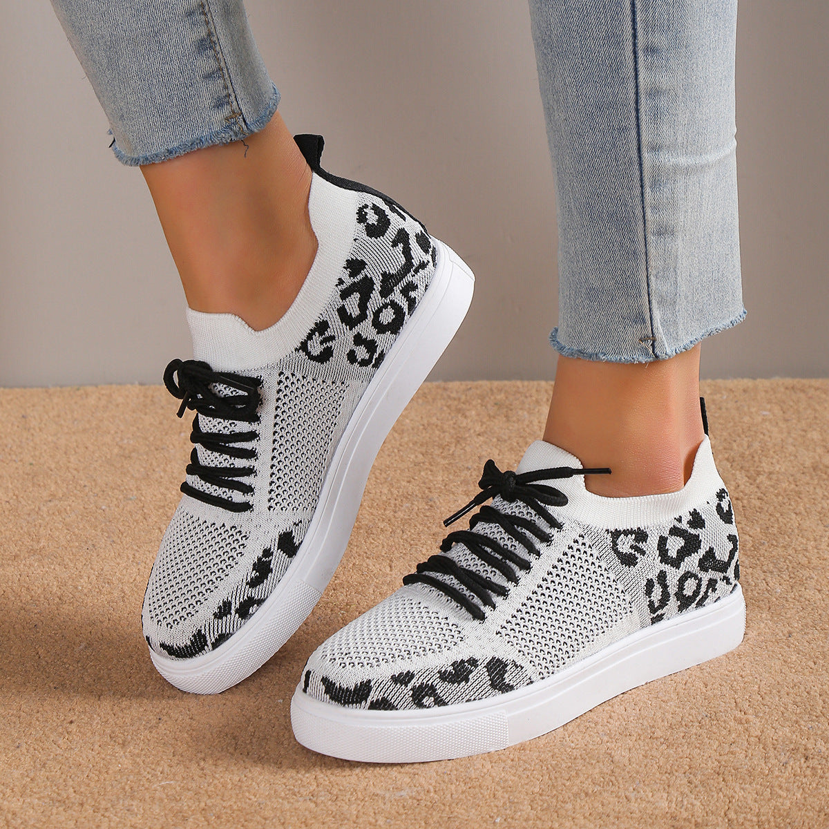 Flache Sneakers mit Leopardenmuster und Schnürung