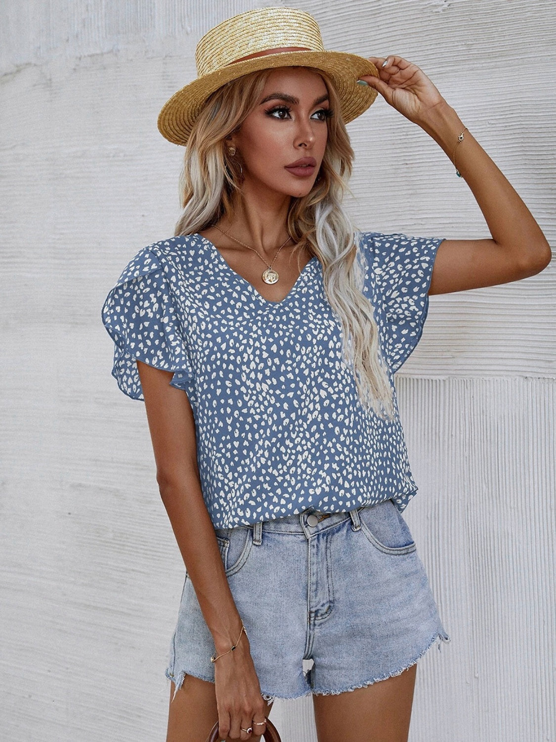 Blusa estampada con mangas de pétalos y cuello en V