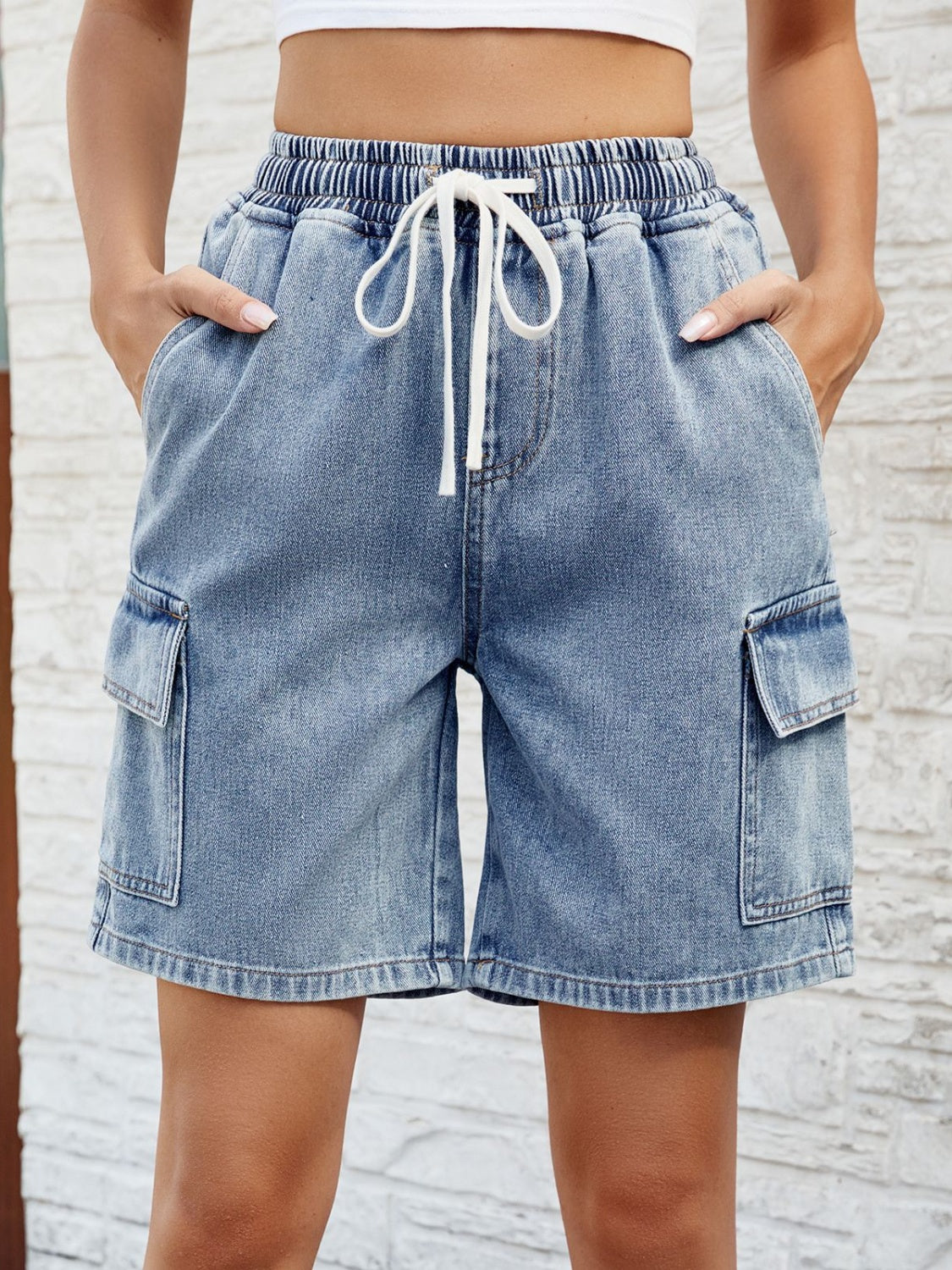 Jeansshorts mit Kordelzug und Taschen