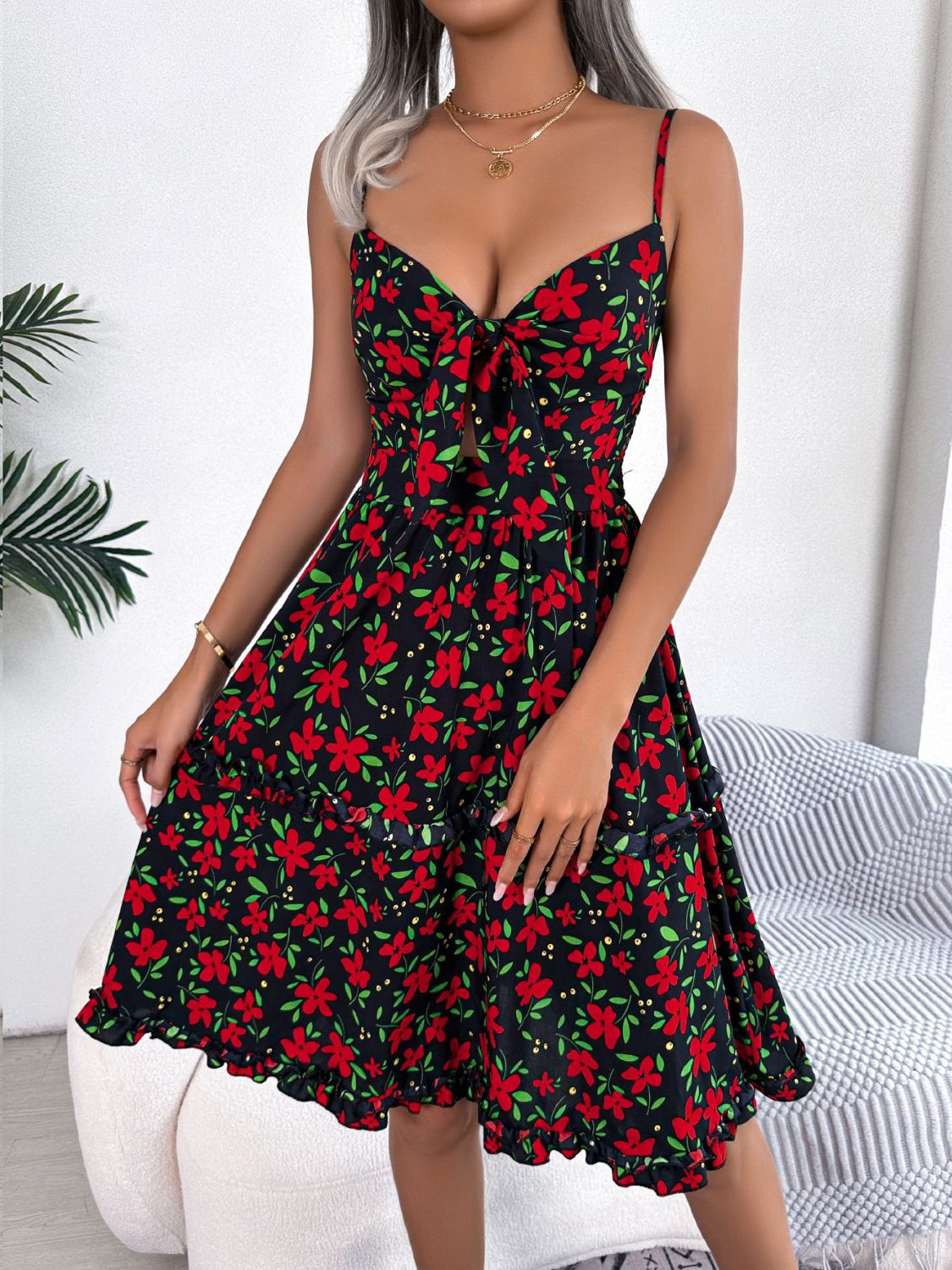 Bedrucktes Camisole-Kleid mit tiefem Ausschnitt und Flügelärmeln