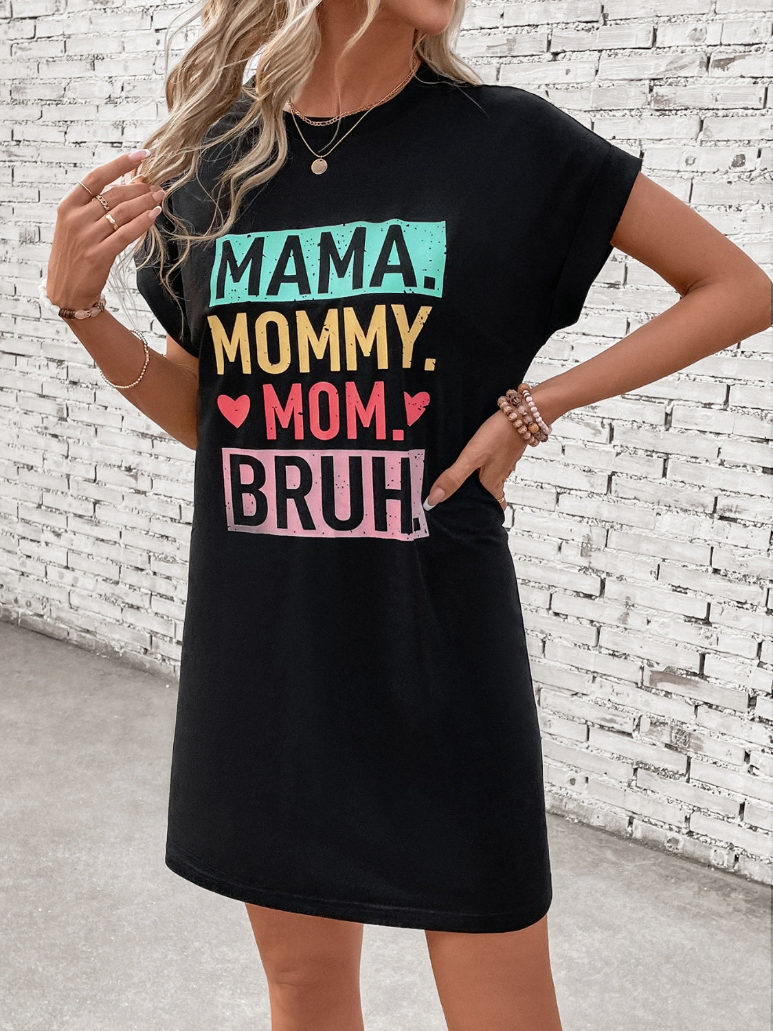 Kurzärmliges Mini-T-Shirtkleid mit Buchstabengrafik