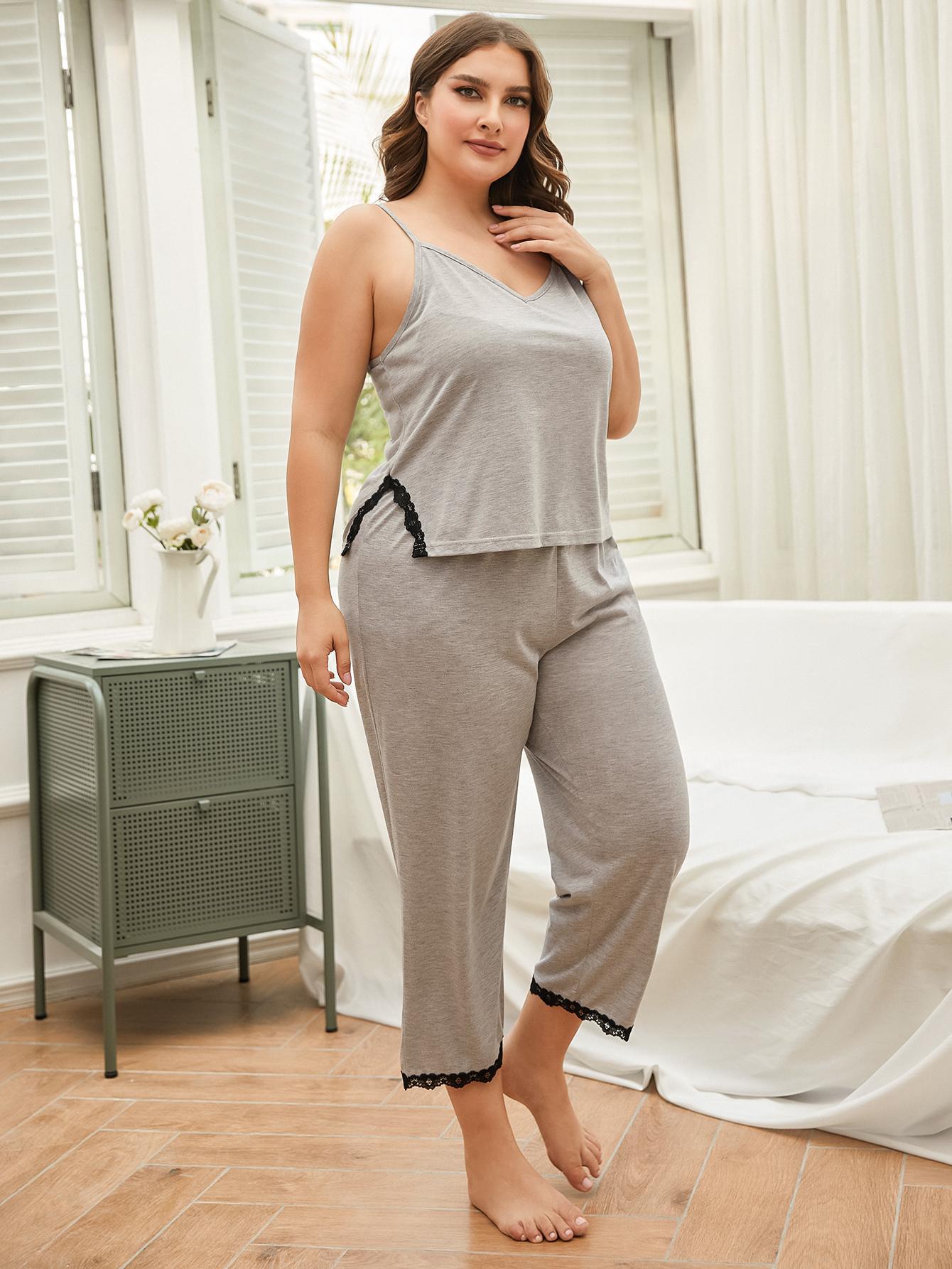 Pyjama-Set mit Camisole und Hose mit Spitzenbesatz und Schlitz in Übergröße