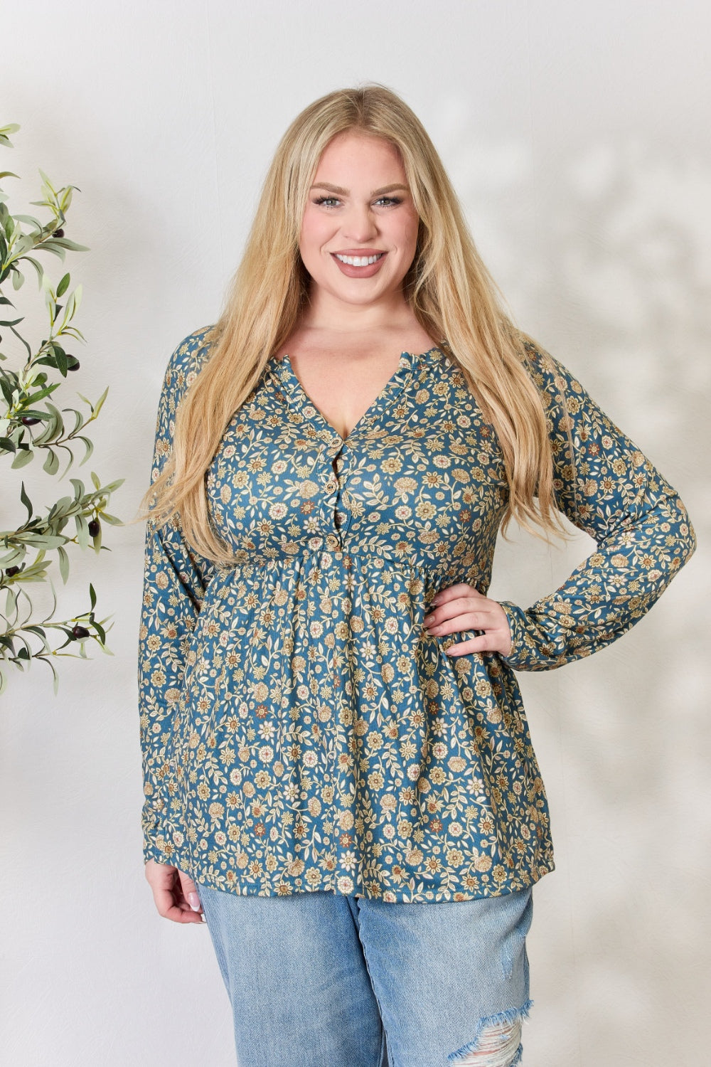 Heimish Bluse mit langen Ärmeln und Blumenmuster in voller Größe und halber Knopfleiste