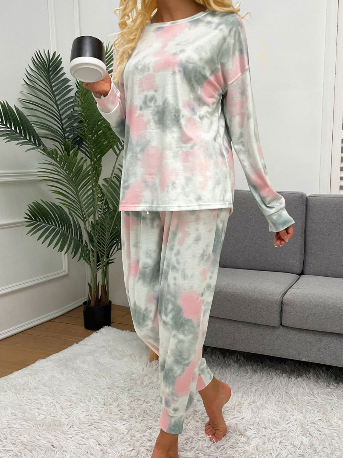 Lounge-Set aus Rundhals-Top mit Batikmuster und Hose mit Kordelzug