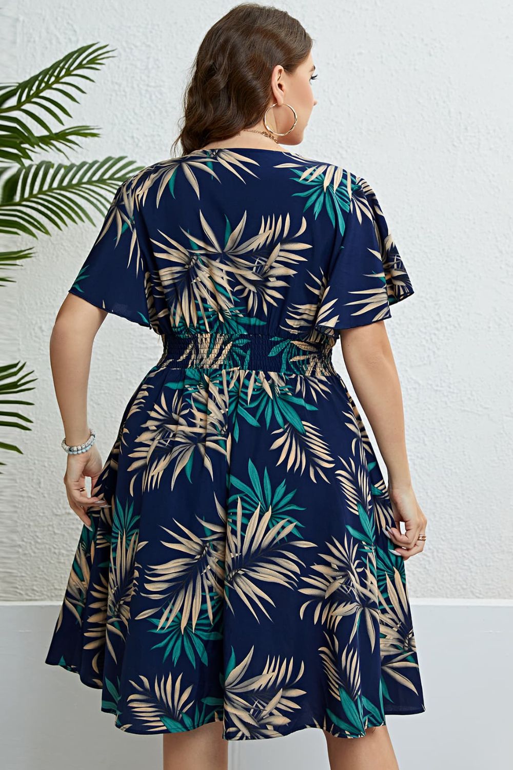 Kleid mit botanischem Print, flatternden Ärmeln und gesmokten Taillen