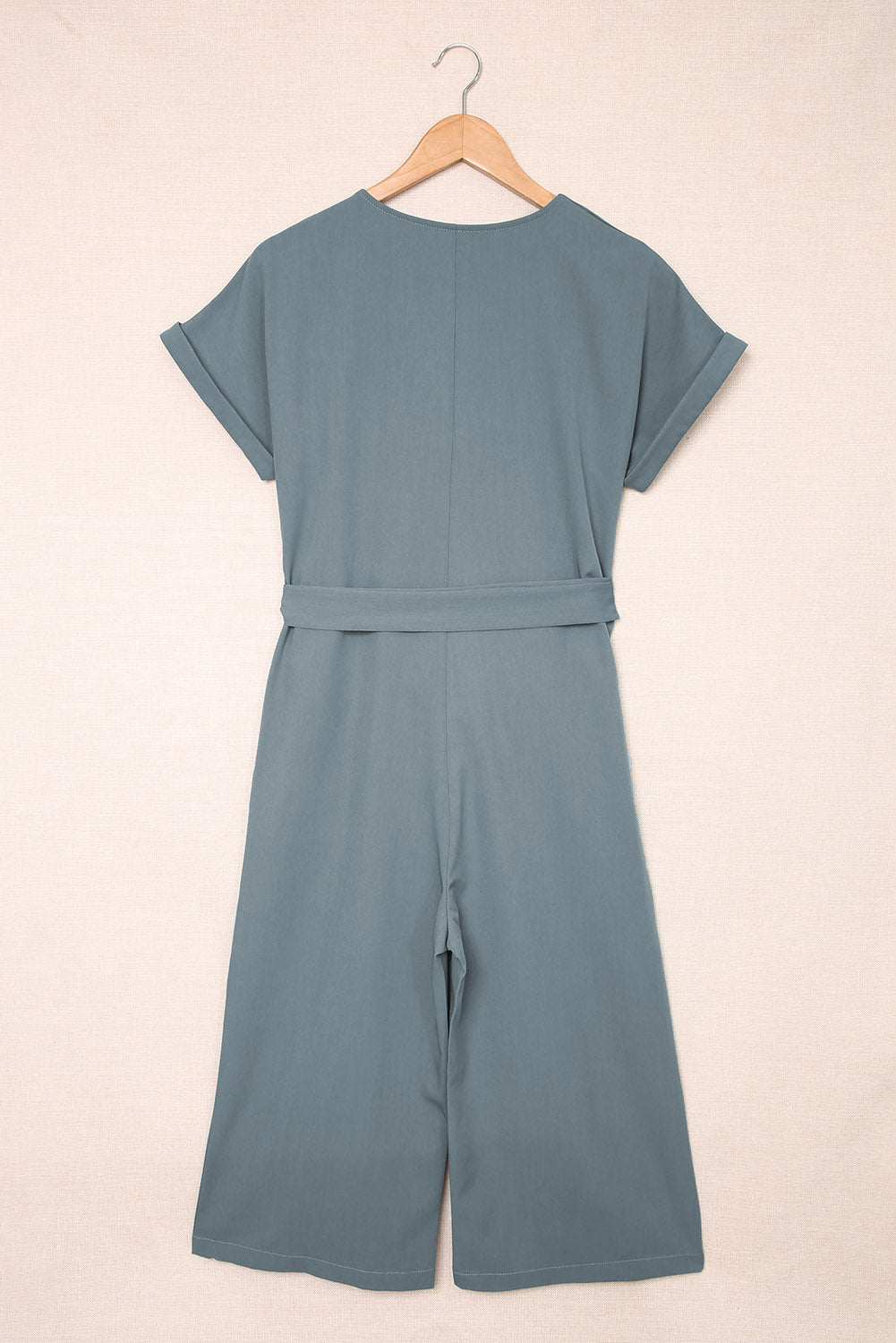 Kurzer Jumpsuit mit Knopfleiste und Bindegürtel