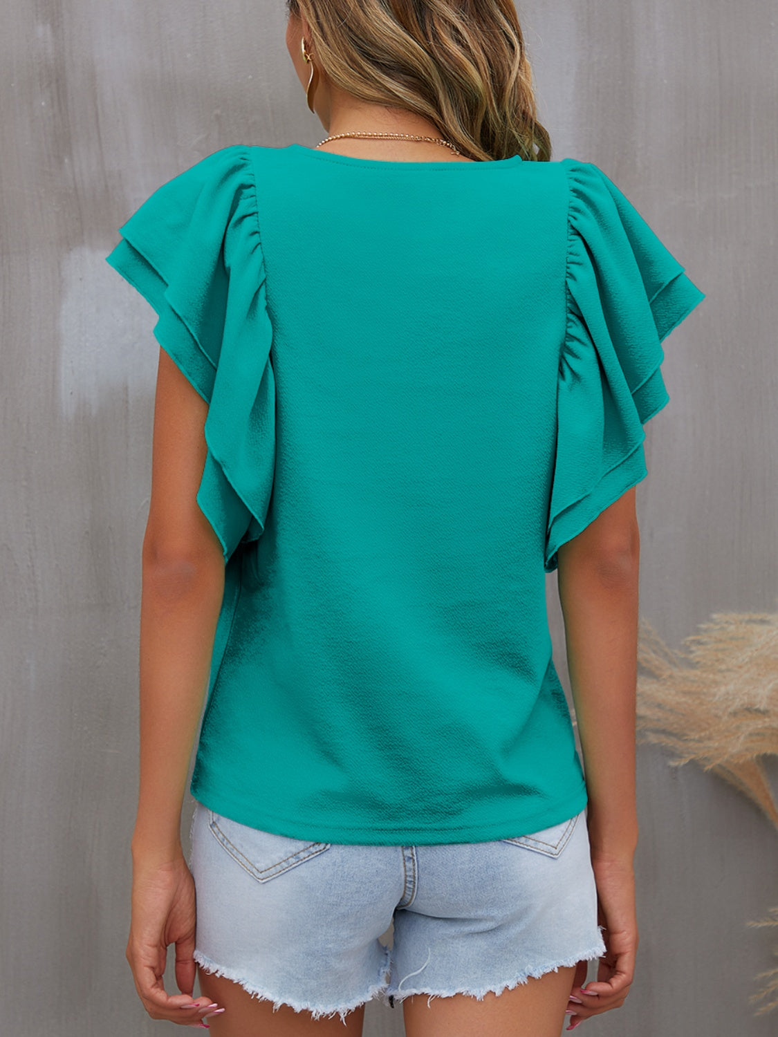 Blusa con cuello redondo y mangas con volantes