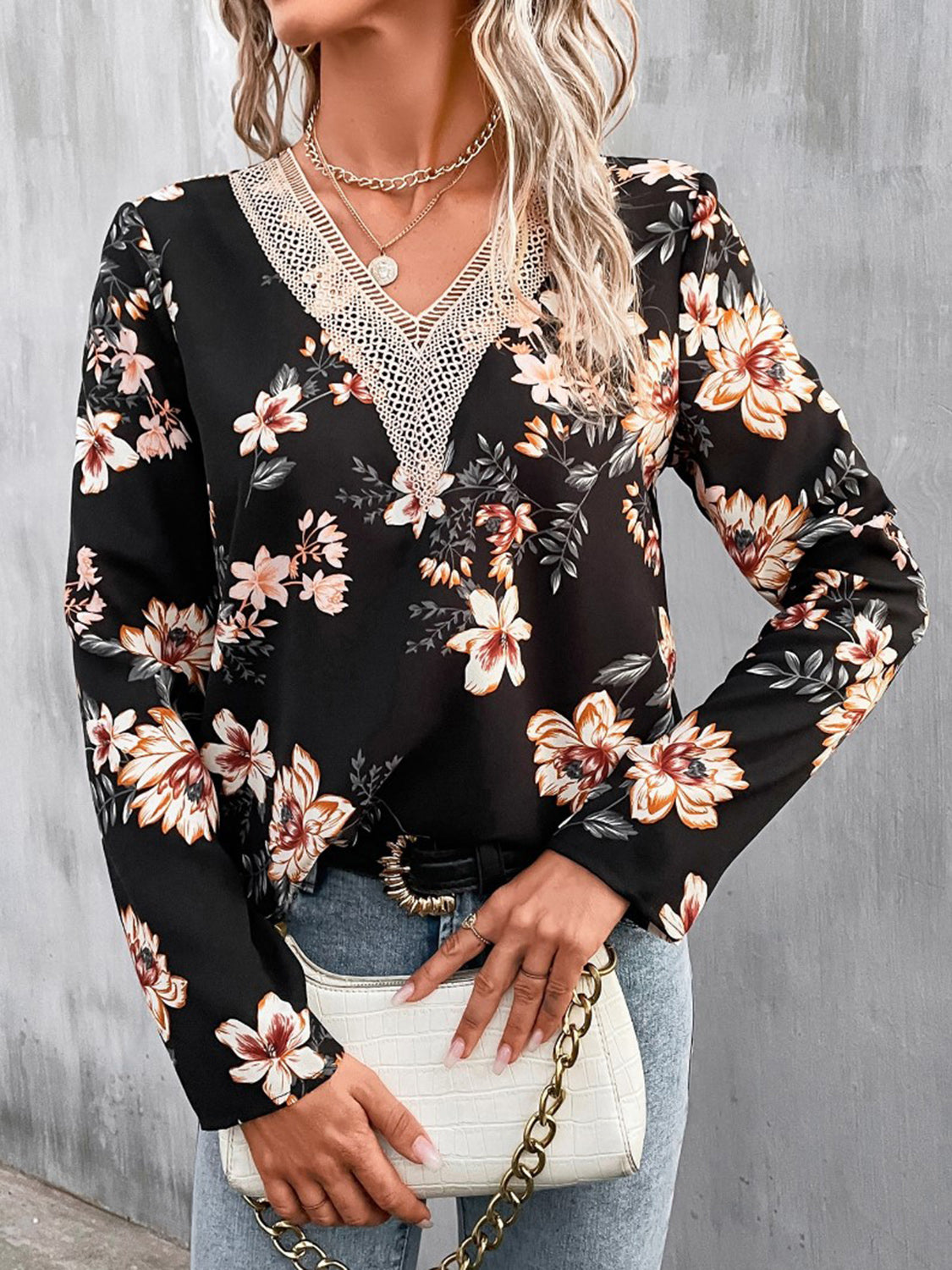 Blusa estampada de manga larga con cuello en V