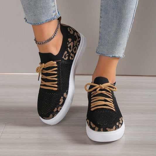 Flache Sneakers mit Leopardenmuster und Schnürung