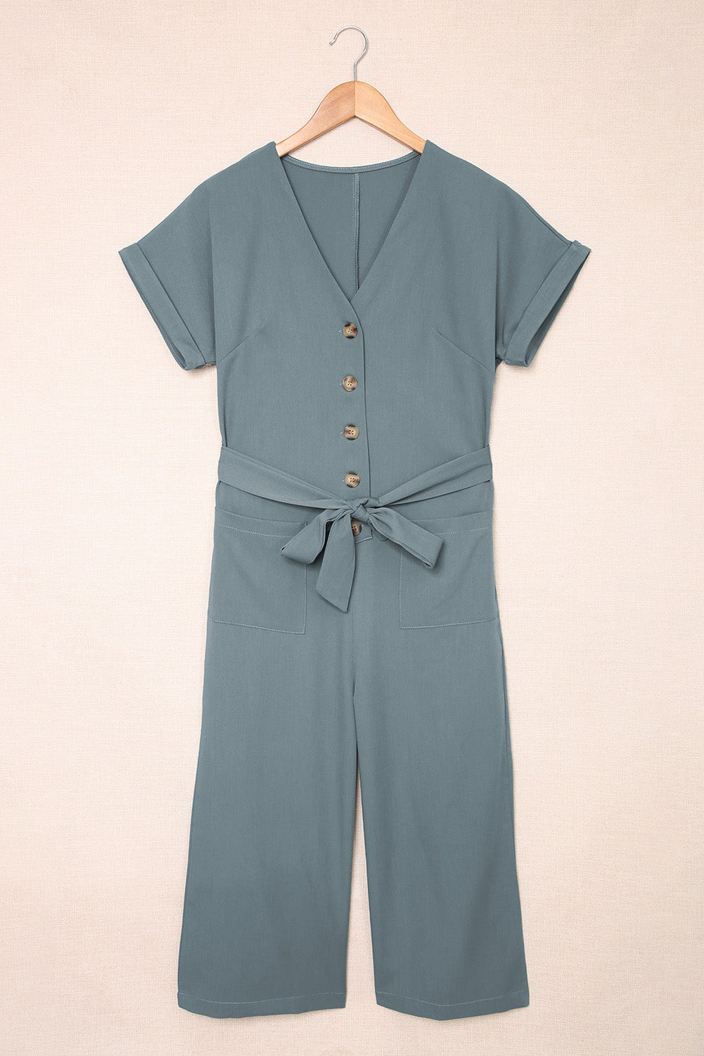 Kurzer Jumpsuit mit Knopfleiste und Bindegürtel