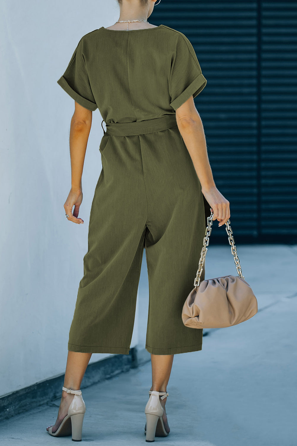 Kurzer Jumpsuit mit Knopfleiste und Bindegürtel